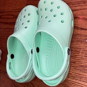 Crocs size 6 women’s 4 men’s